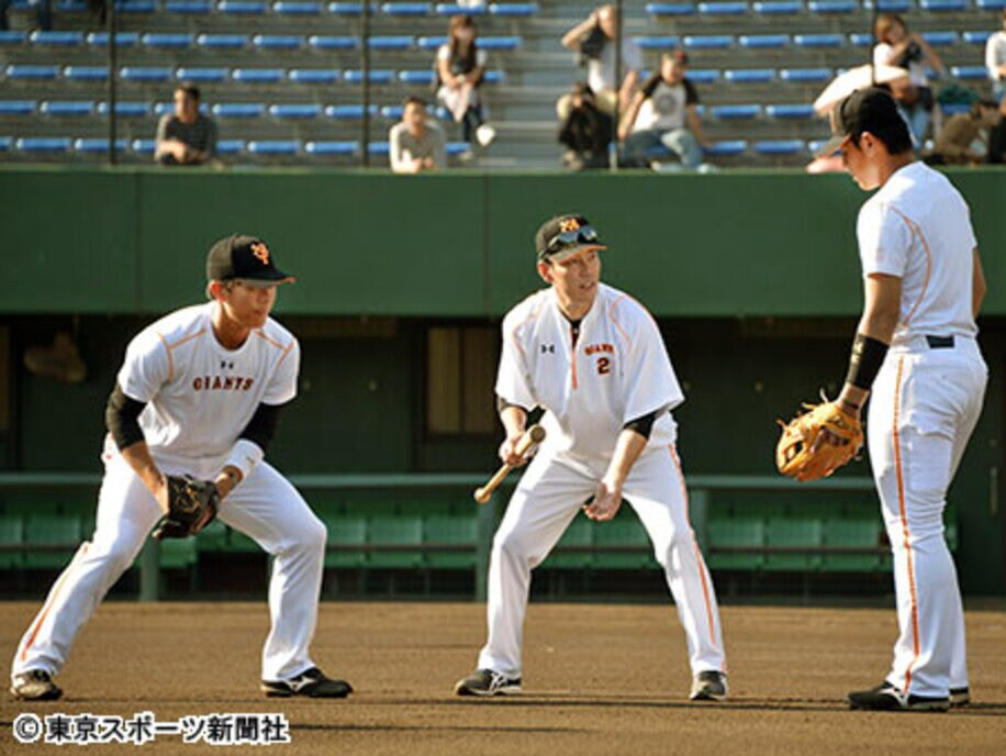 秋季練習で和田（左）、岡本（右）を指導する井端コーチ