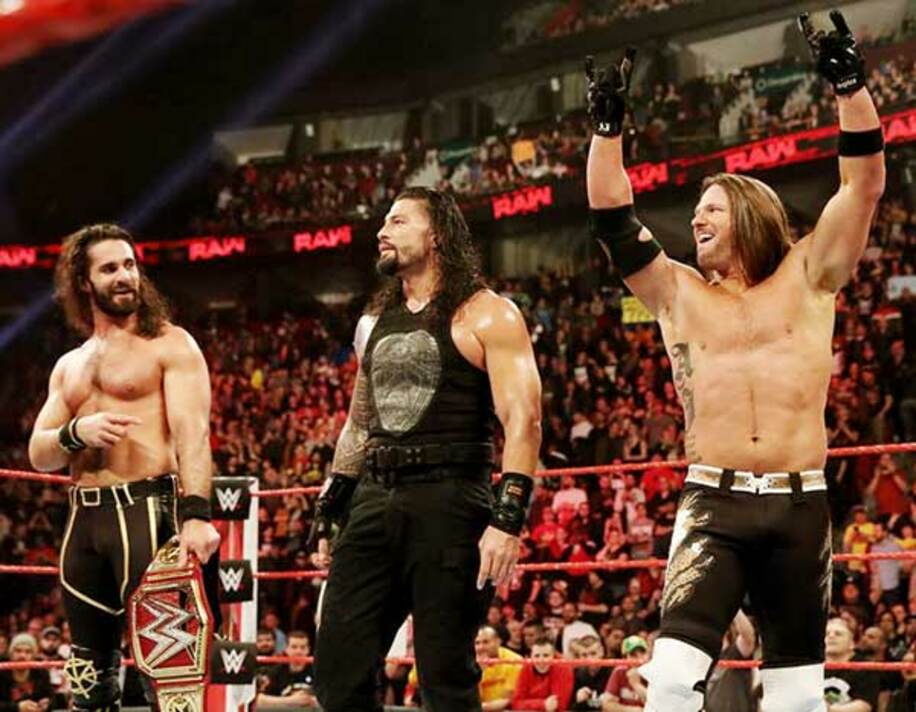  トリオを結成した（左から）ロリンズ、レインズ、ＡＪ（C）2019　WWE,　Inc.　All　Rights　Reserved.