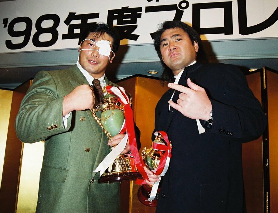 １９９８年度プロレス大賞授賞式でポーズを決める小橋（左）と武藤