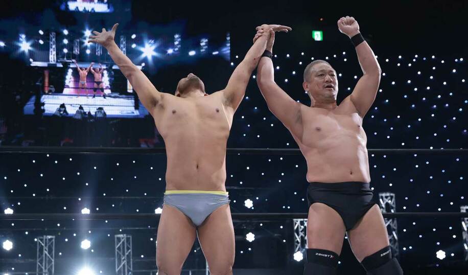  試合後、高木社長はケニー（左）のとともに両手を掲げた（東スポWeb）