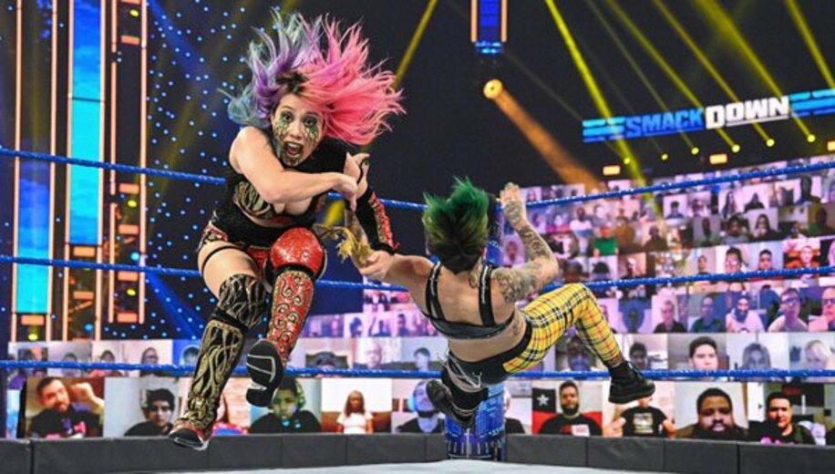  気迫満点の表情でルビー(右)を攻めるアスカ（©2021 WWE, Inc. All Rights Reserved.）