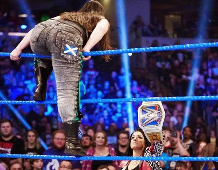  次期挑戦者決定戦を勝ち抜いたニッキー（手前）にベルトを誇示するＳＤ女子王者のベイリー（C）2019　WWE,　Inc.　All　Rights　Reserved.