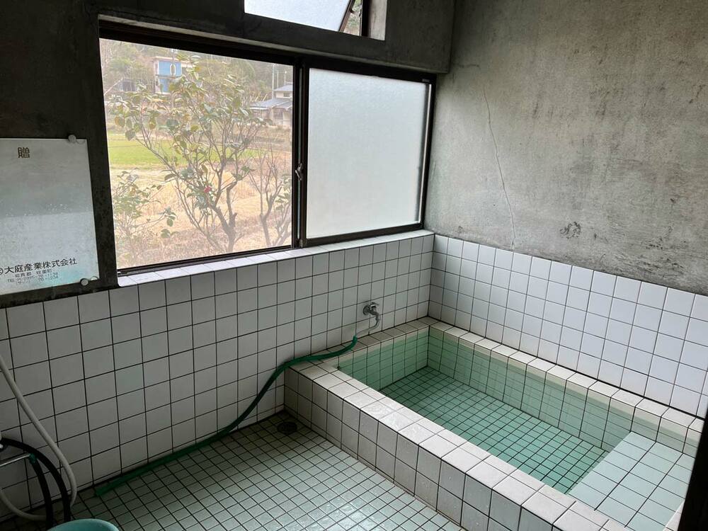 シンプルだけど源泉かけ流しの贅沢仕様!
