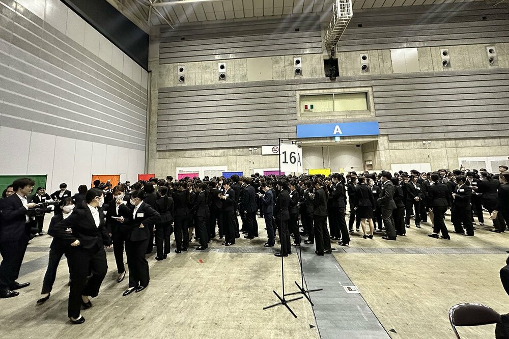佐藤駿の所属先「エームサービス」の入社式でできた写真撮影の長蛇の列