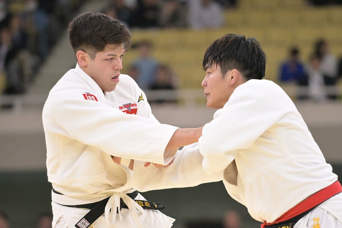 決勝では同じ階級の村尾三四郎(左)と激戦を見せた田嶋剛希