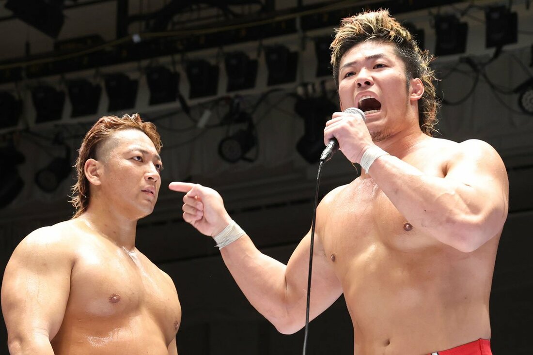 上村優也(右)とはタッグを組む間柄だが…