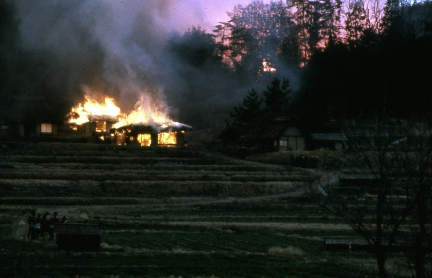 セットの家に実際に火をつけて燃やした火事のシーン。録り直しのきかない緊張する撮影だった