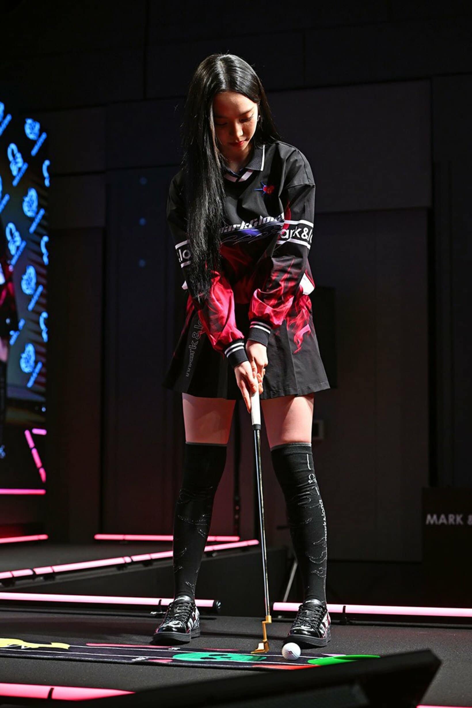 ミニスカ姿でパッティングに挑戦したKARINA