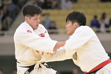 決勝では同じ階級の村尾三四郎(左)と激戦を見せた田嶋剛希