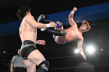 土井成樹興行では敵同士となり、安齊勇馬(左)と激しくやり合った青柳優馬