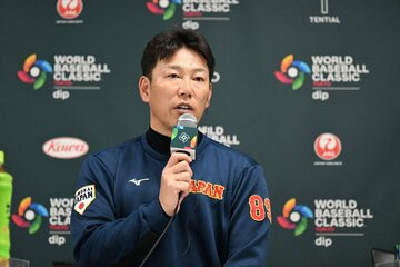 会見する井端弘和監督（読売新聞社提供）