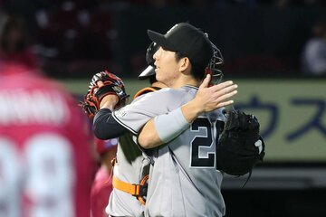 完封を達成し捕手の大城と抱き合う巨人・戸郷
