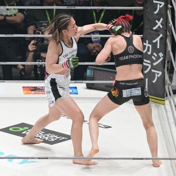ケイティ・ペレス(右)を攻めるケイト・ロータス
