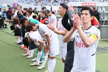 サポーターに挨拶する谷口彰悟ら川崎イレブン