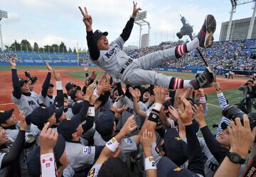  胴上げされる江藤省三元監督（東スポWeb）