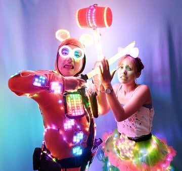  まばゆい光を放つエルちゃん（左）とベアちゃん（東スポWeb）