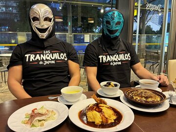 ファミレスで取材に応じたＢＵＳＨＩ（右）とパートナーのＸ