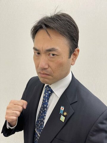  気合の表情の大橋副党首