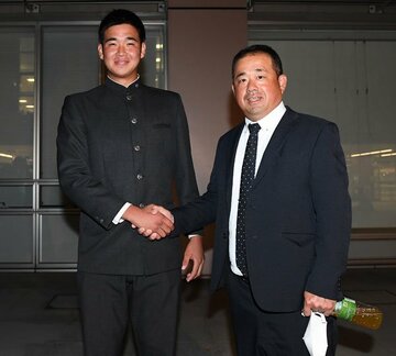  八木監督(右)と握手を交わす福岡大大濠・山下舜平大