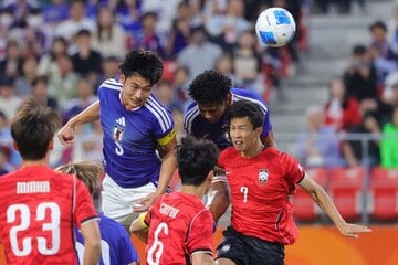 激しく競り合う両チーム
