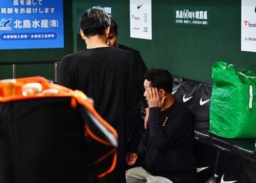 ボールが当たった頭部を押える川相昌弘コーチ（右）