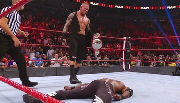  ラシュリー（下）をR失神させたオートン（ⓒ2021 WWE, Inc. All Rights Reserved.）