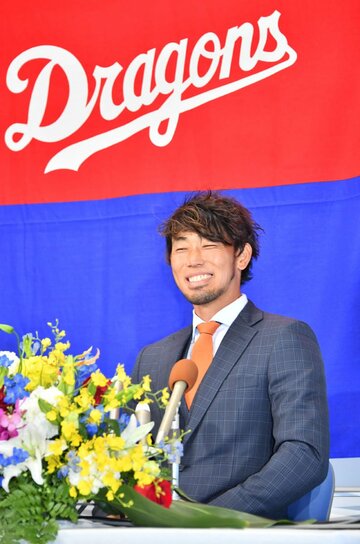  引退会見を行った中日・藤井