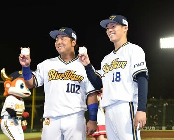  好投の山本（右）とともにお立ち台に上がったオリックス・大下