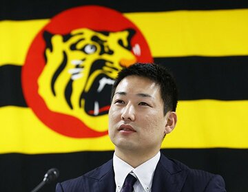  更改後、記者会見する阪神・岩崎（代表撮影）