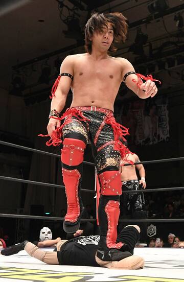 ヨシヒコの顔を踏む武知海青（上）