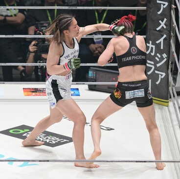 ケイティ・ペレス(右)を攻めるケイト・ロータス