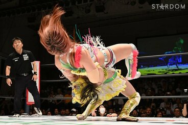 壮麗亜美(上)にタイガースープレックスを放つスターライト・キッド