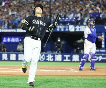 ６回、右足首に死球を受けたソフトバンク・近藤健介(左)