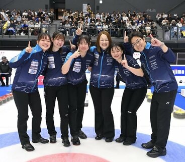 優勝したSC軽井沢クラブ。左から上野美優、金井亜翠香、川田亜依、上野結生、西室雄二コーチ(©JCA/H.IDE)