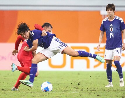 北朝鮮選手の激しいマークもあり、ピッチにも苦労したMF横山夢樹(中)