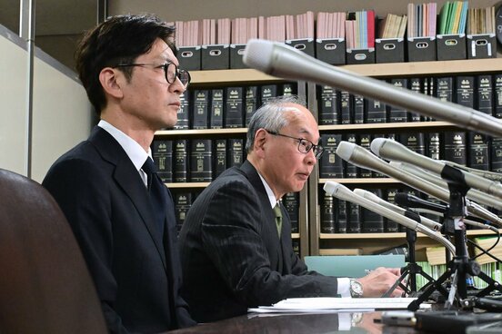 会見を行った国分太一と菰田優弁護士（右）