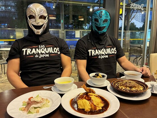 ファミレスで取材に応じたＢＵＳＨＩ（右）とパートナーのＸ