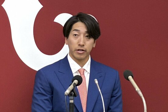 更改交渉後に取材に応じる巨人・大勢
