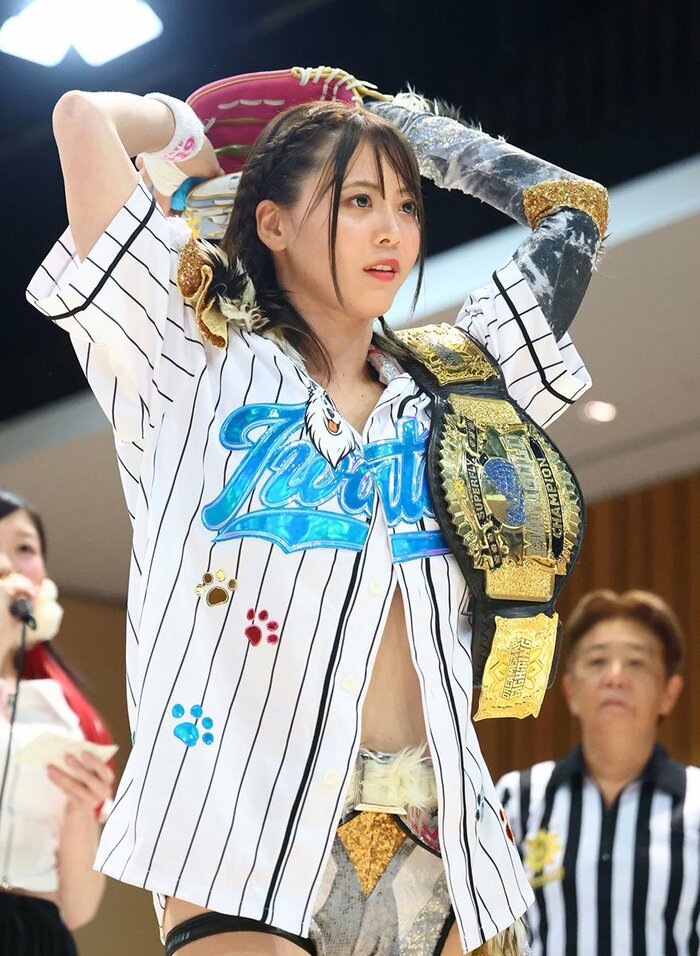 観客席にボールを投げ込む岩谷麻優