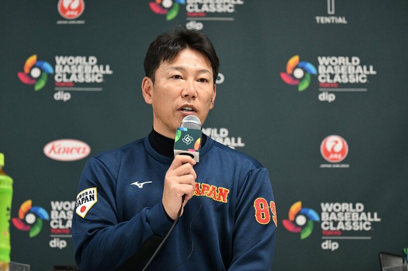 会見する井端弘和監督（読売新聞社提供）