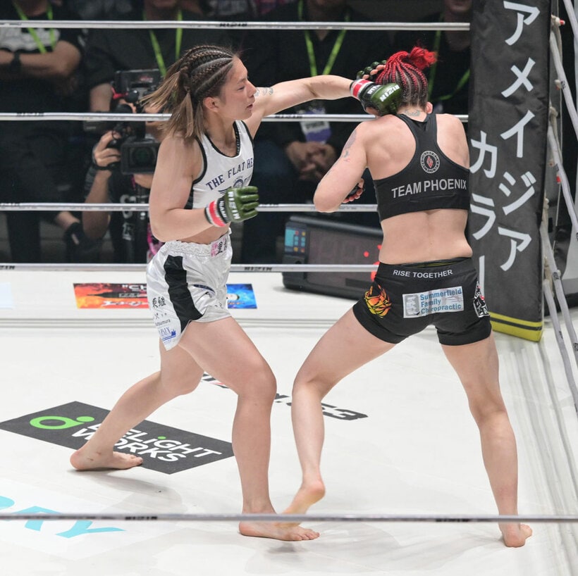 ケイティ・ペレス(右)を攻めるケイト・ロータス
