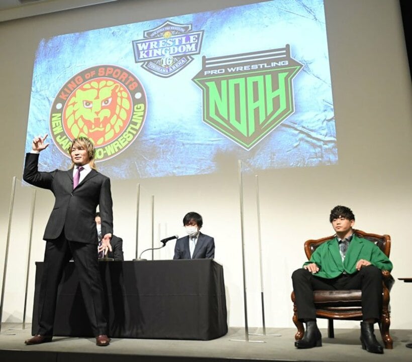  ノアとの対抗戦が決定し会見場に登場する棚橋弘至（左）と清宮海斗（東スポWeb）