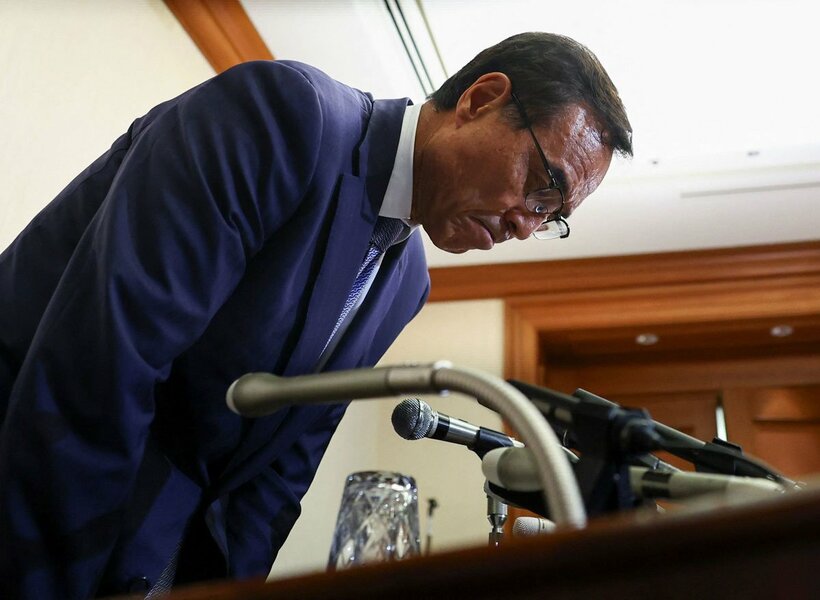 会見で頭を下げる新浪氏