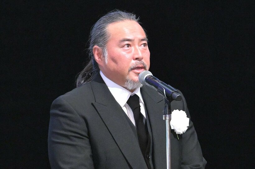 挨拶をする尾崎智春さん