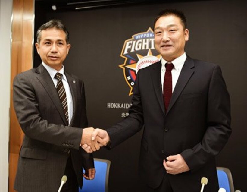 ＧＭ特別補佐に就任し、吉村ＧＭ兼チーム統括本部長（左）と握手を交わす中嶋聡氏