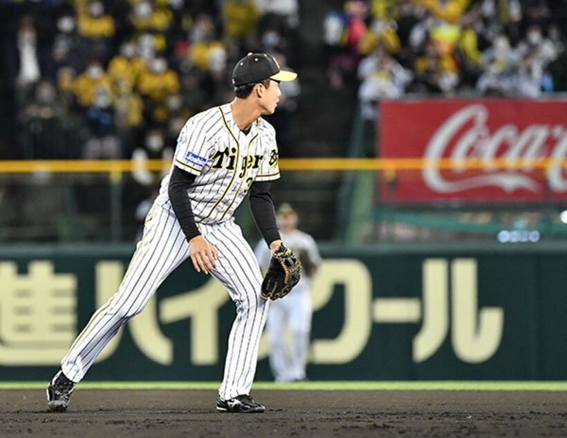  岡本の打球をトンネルした小幡