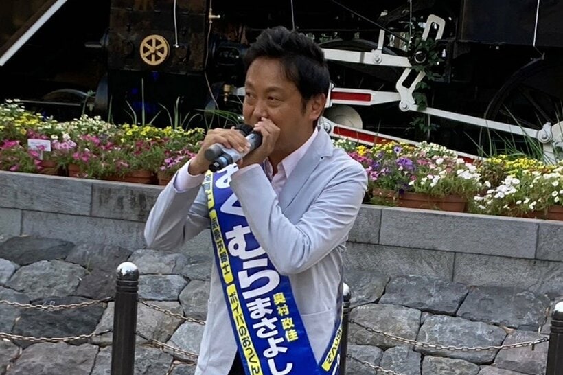 新橋駅のＳＬ広場前で３つの政策を訴えた奥村政佳氏