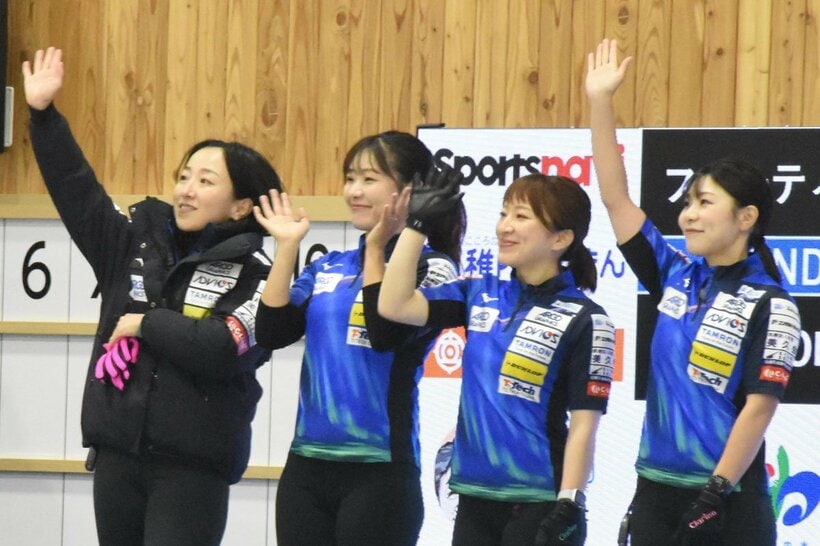 左からロコ・ソラーレの藤沢五月、吉田知那美、鈴木夕湖、吉田夕梨花