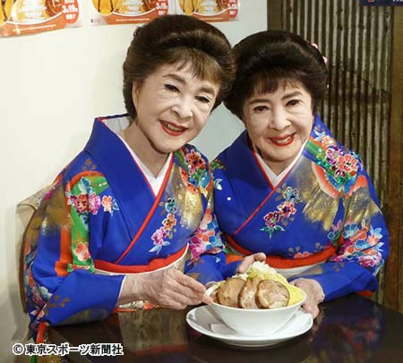姉・栄子（左）と妹・敏子は毎日ラーメンでこの美貌