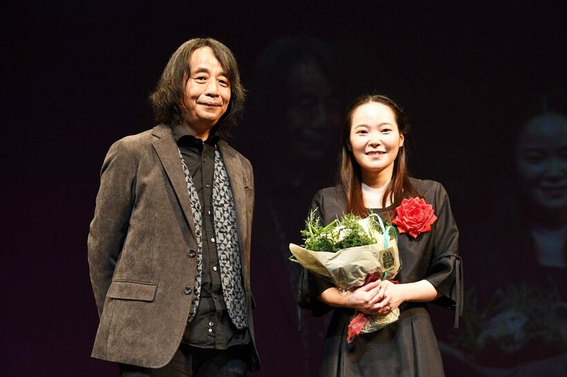 「江戸川乱歩賞」を受賞した荒木あかねさん(右)と、サプライズ登場した荒木さんの憧れの作家・有栖川有栖氏